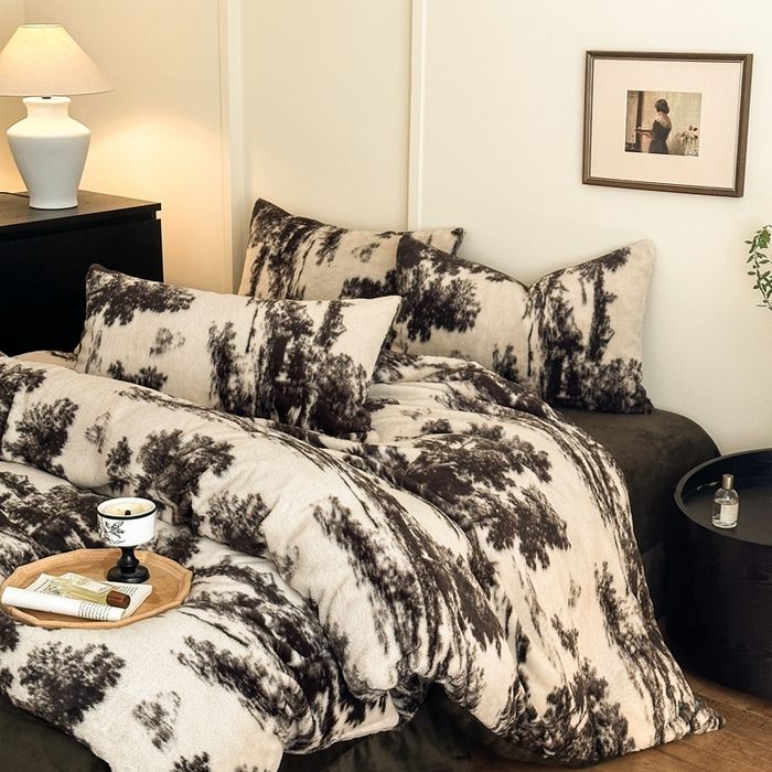 91家纺网 家纺一手货源 找家纺 十里居 2025新款兔毛印花法式轻奢系列牛奶绒四件套 法式白