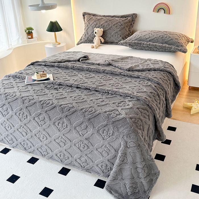 91家纺网 家纺一手货源 找家纺 栩裕纺织 2025新款塔芙绒三叶草提花毛毯-卷边款 深灰