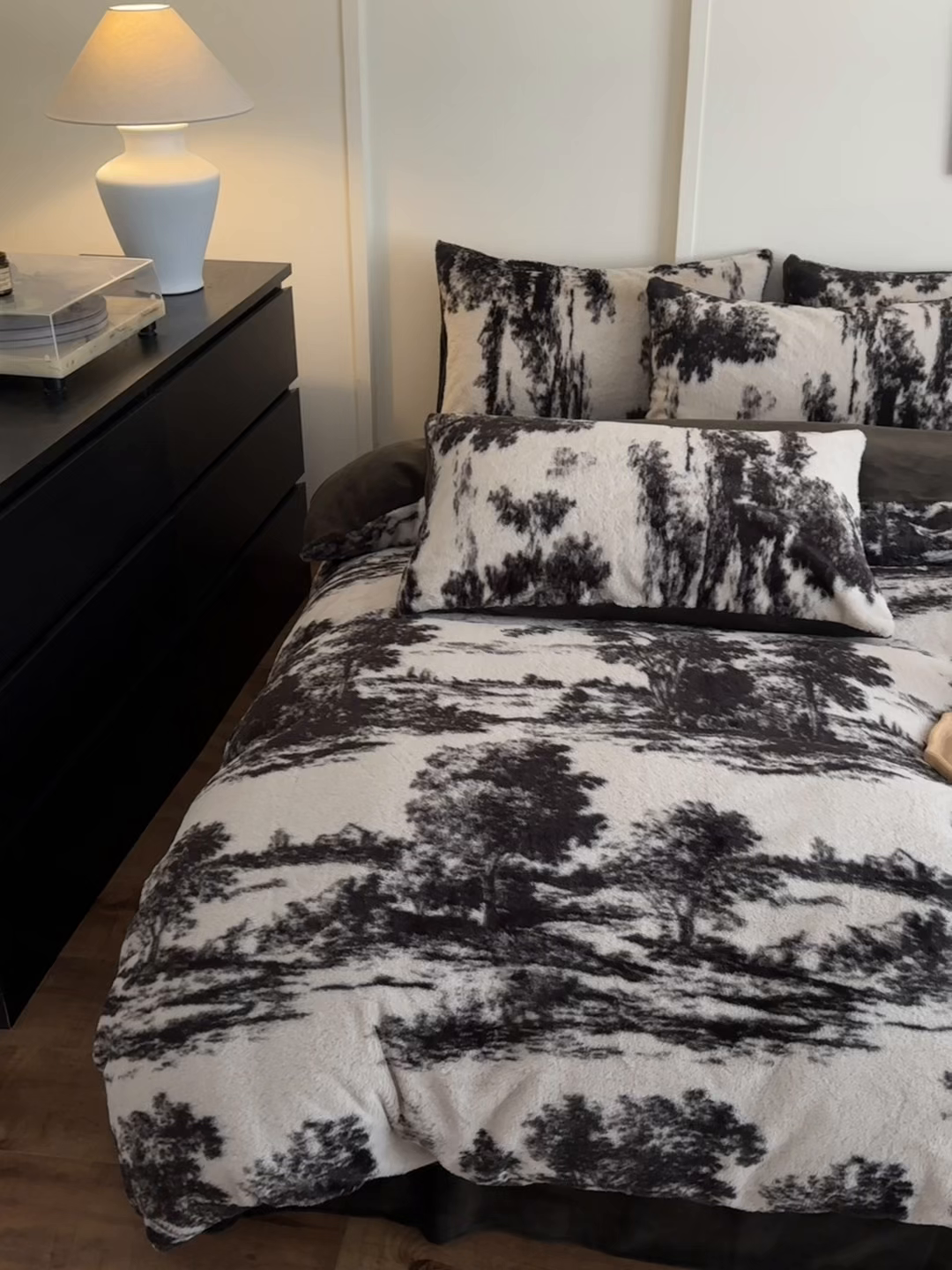 91家纺网 家纺一手货源 找家纺 十里居 2025新款兔毛印花法式轻奢系列牛奶绒四件套 法式白