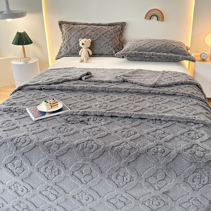 91家纺网 家纺一手货源 找家纺 栩裕纺织 2025新款塔芙绒三叶草提花毛毯-卷边款 深灰