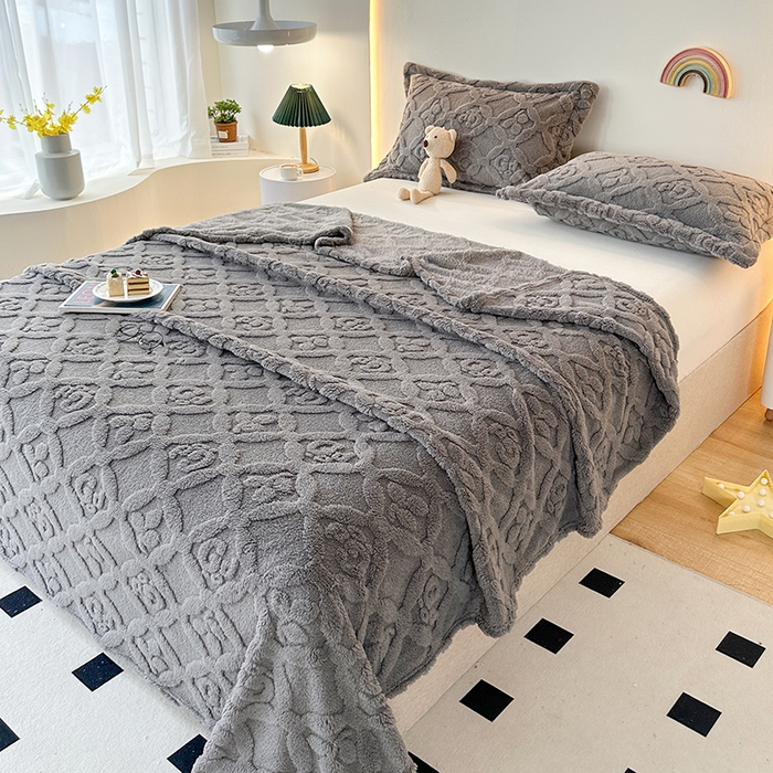 91家纺网 家纺一手货源 找家纺 栩裕纺织 2025新款塔芙绒三叶草提花毛毯-卷边款 深灰