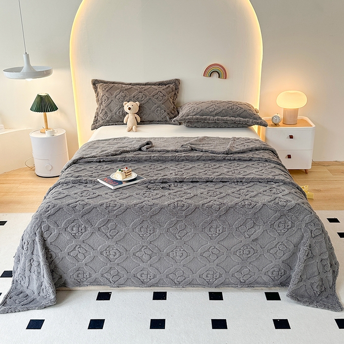 91家纺网 家纺一手货源 找家纺 栩裕纺织 2025新款塔芙绒三叶草提花毛毯-卷边款 深灰