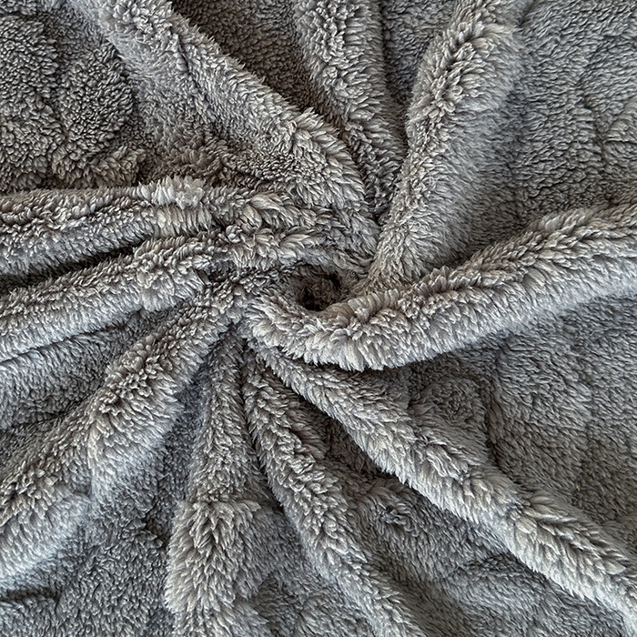 91家纺网 家纺一手货源 找家纺 栩裕纺织 2025新款塔芙绒三叶草提花毛毯-卷边款 深灰