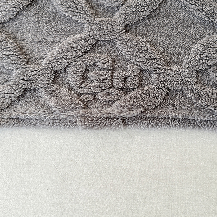 91家纺网 家纺一手货源 找家纺 栩裕纺织 2025新款塔芙绒三叶草提花毛毯-卷边款 深灰