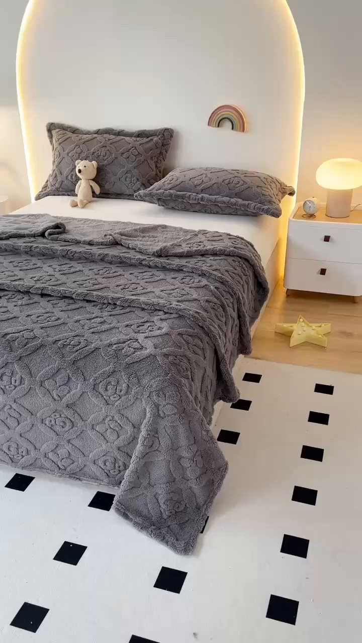 91家纺网 家纺一手货源 找家纺 栩裕纺织 2025新款塔芙绒三叶草提花毛毯-卷边款 深灰