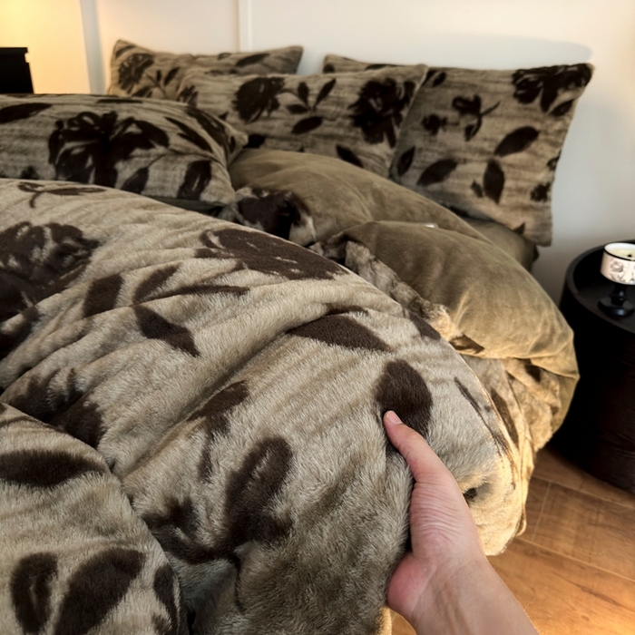 91家纺网 家纺一手货源 找家纺 十里居 2025新款兔毛印花法式轻奢系列牛奶绒四件套 花海