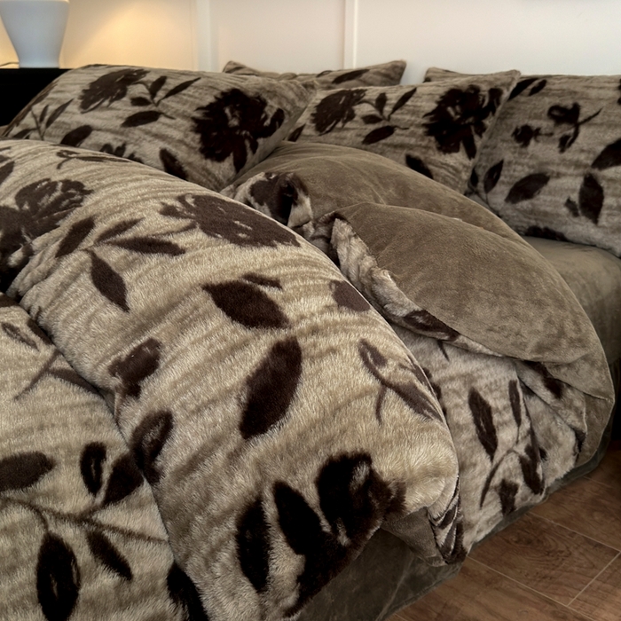 91家纺网 家纺一手货源 找家纺 十里居 2025新款兔毛印花法式轻奢系列牛奶绒四件套 花海