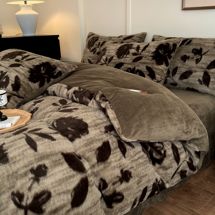 91家纺网 家纺一手货源 找家纺 十里居 2025新款兔毛印花法式轻奢系列牛奶绒四件套 花海