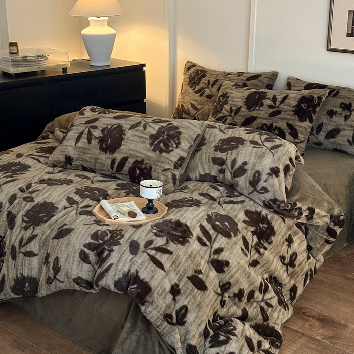 91家纺网 家纺一手货源 找家纺 十里居 2025新款兔毛印花法式轻奢系列牛奶绒四件套 花海