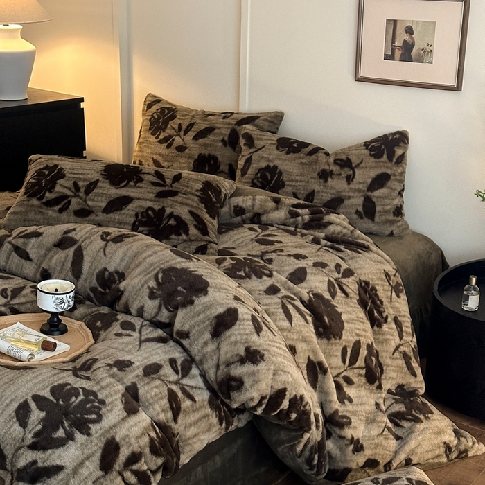 91家纺网 家纺一手货源 找家纺 十里居 2025新款兔毛印花法式轻奢系列牛奶绒四件套 花海