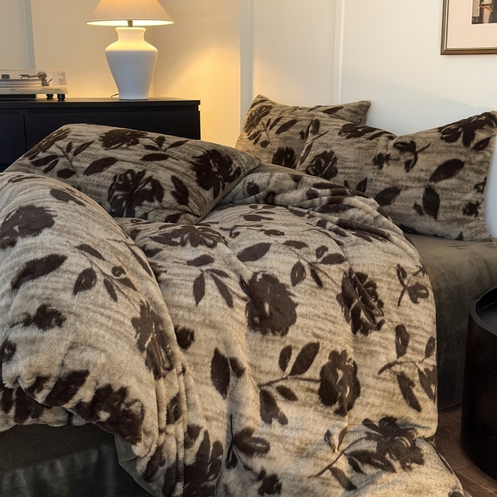 91家纺网 家纺一手货源 找家纺 十里居 2025新款兔毛印花法式轻奢系列牛奶绒四件套 花海