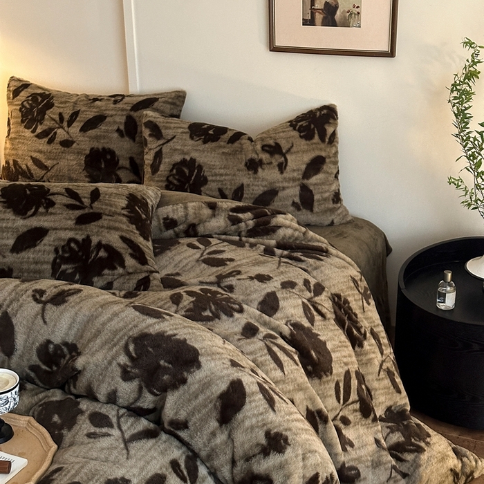 91家纺网 家纺一手货源 找家纺 十里居 2025新款兔毛印花法式轻奢系列牛奶绒四件套 花海