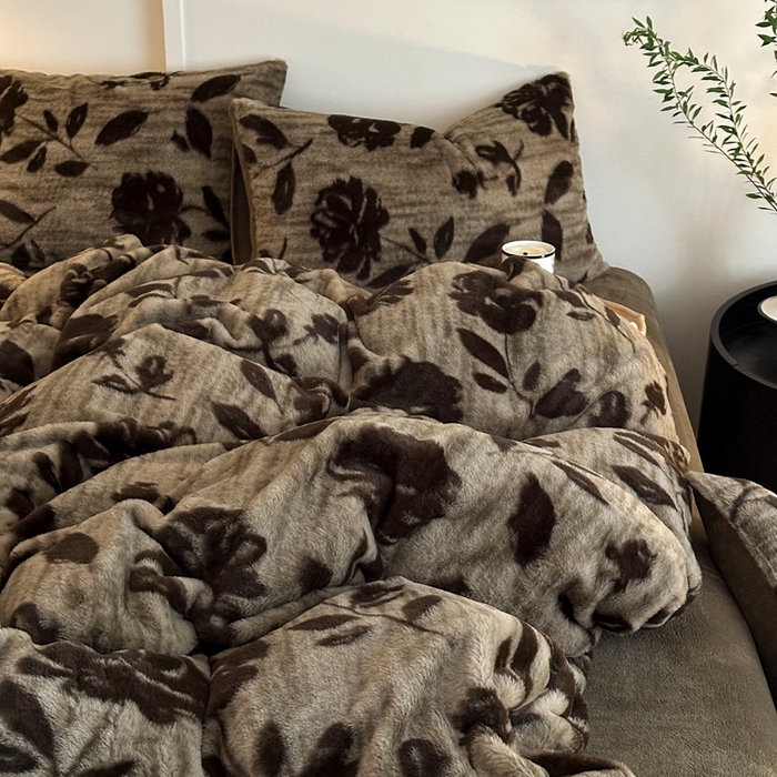 91家纺网 家纺一手货源 找家纺 十里居 2025新款兔毛印花法式轻奢系列牛奶绒四件套 花海