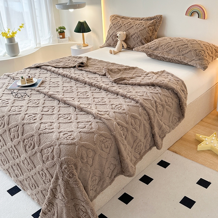 91家纺网 家纺一手货源 找家纺 栩裕纺织 2025新款塔芙绒三叶草提花毛毯-卷边款 咖色