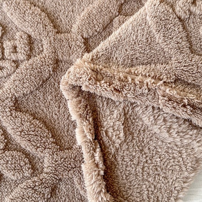 91家纺网 家纺一手货源 找家纺 栩裕纺织 2025新款塔芙绒三叶草提花毛毯-卷边款 咖色