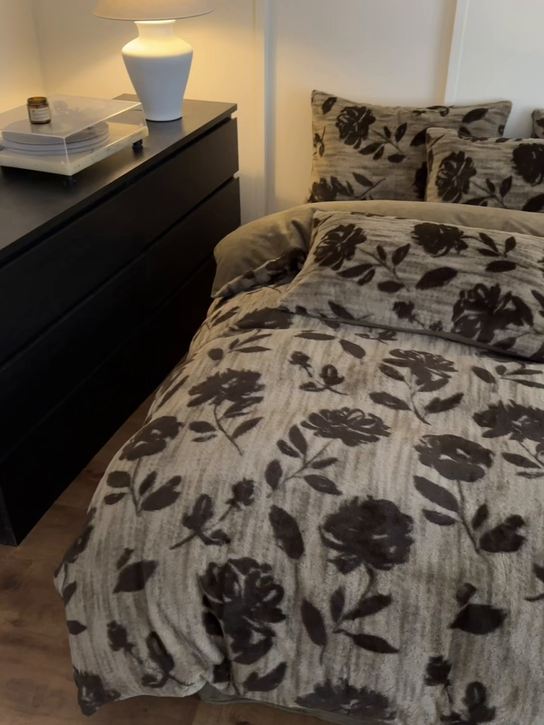 91家纺网 家纺一手货源 找家纺 十里居 2025新款兔毛印花法式轻奢系列牛奶绒四件套 花海