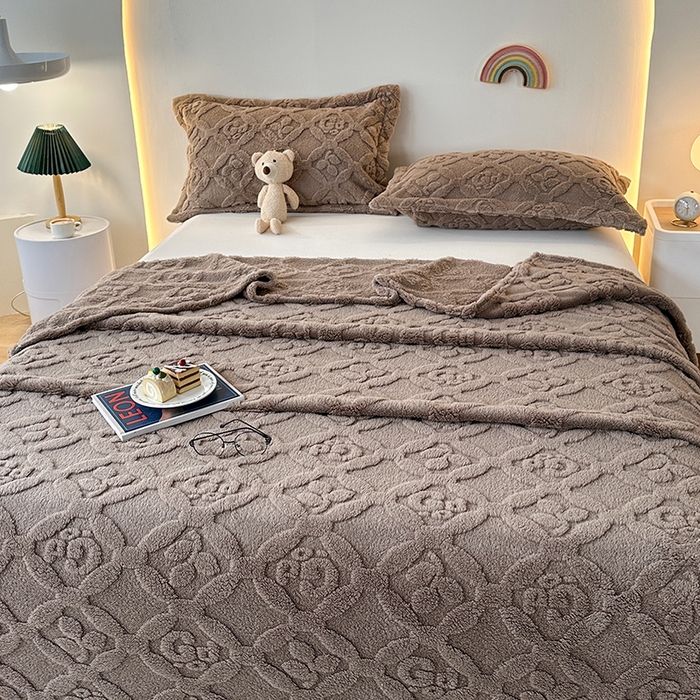 91家纺网 家纺一手货源 找家纺 栩裕纺织 2025新款塔芙绒三叶草提花毛毯-卷边款 咖色