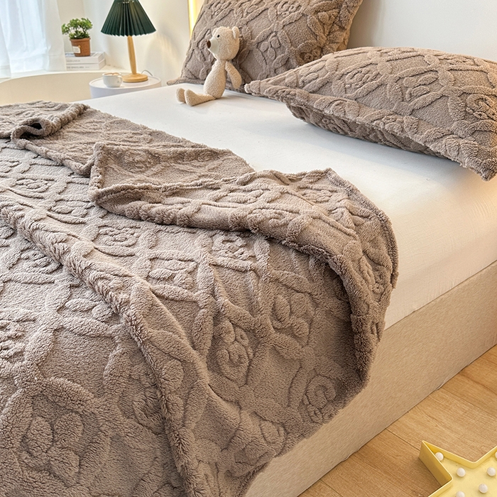 91家纺网 家纺一手货源 找家纺 栩裕纺织 2025新款塔芙绒三叶草提花毛毯-卷边款 咖色