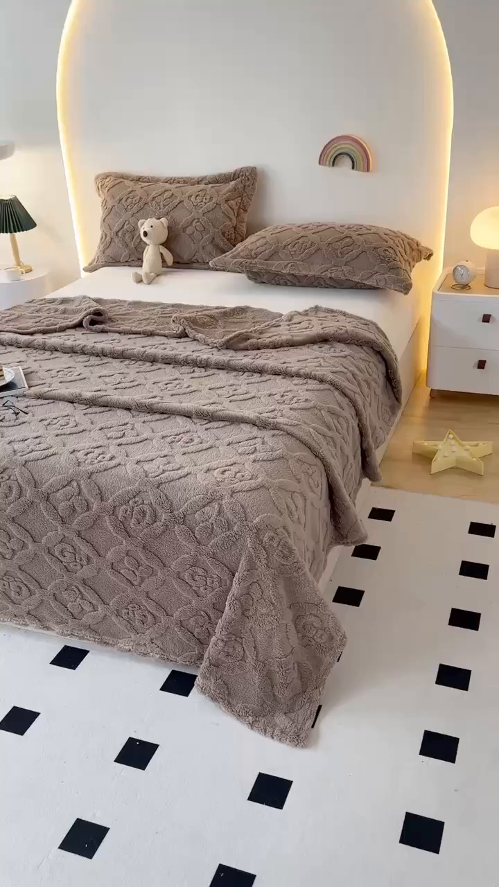 91家纺网 家纺一手货源 找家纺 栩裕纺织 2025新款塔芙绒三叶草提花毛毯-卷边款 咖色