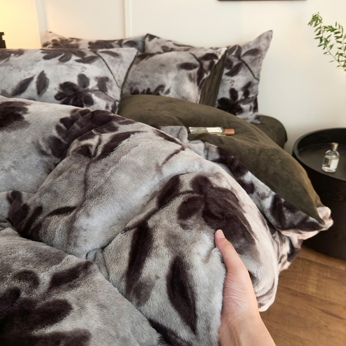 91家纺网 家纺一手货源 找家纺 十里居 2025新款兔毛印花法式轻奢系列牛奶绒四件套 花影灰