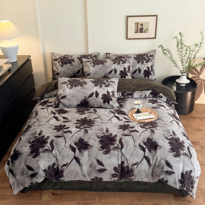 91家纺网 家纺一手货源 找家纺 十里居 2025新款兔毛印花法式轻奢系列牛奶绒四件套 花影灰