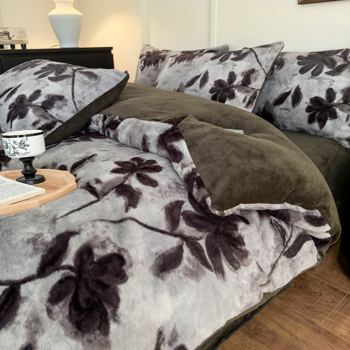 91家纺网 家纺一手货源 找家纺 十里居 2025新款兔毛印花法式轻奢系列牛奶绒四件套 花影灰