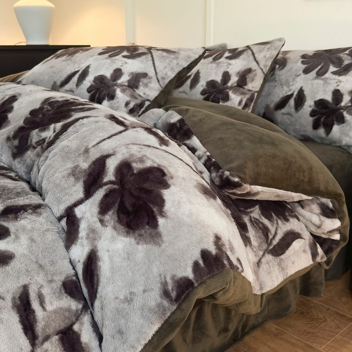 91家纺网 家纺一手货源 找家纺 十里居 2025新款兔毛印花法式轻奢系列牛奶绒四件套 花影灰