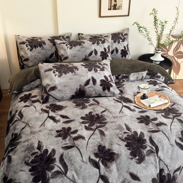 91家纺网 家纺一手货源 找家纺 十里居 2025新款兔毛印花法式轻奢系列牛奶绒四件套 花影灰