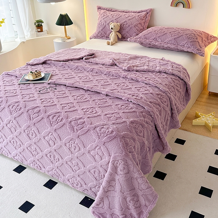 91家纺网 家纺一手货源 找家纺 栩裕纺织 2025新款塔芙绒三叶草提花毛毯-卷边款 莫奈紫