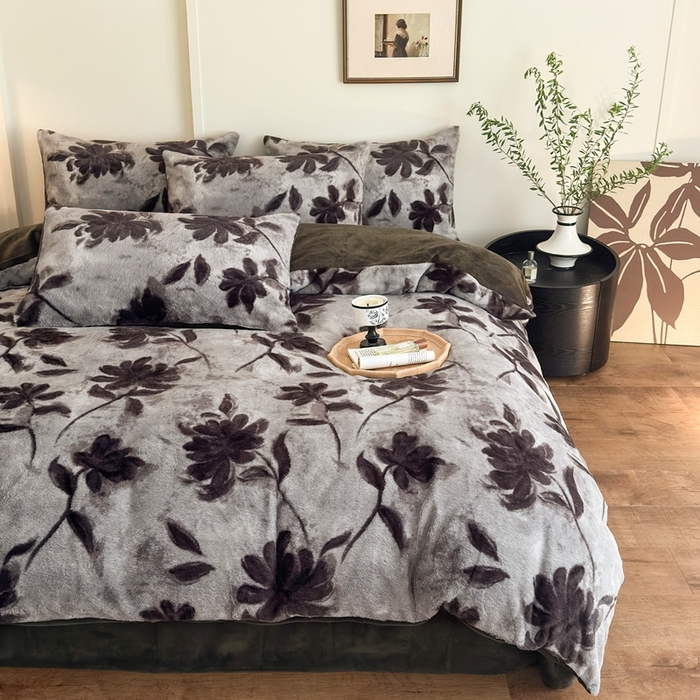 91家纺网 家纺一手货源 找家纺 十里居 2025新款兔毛印花法式轻奢系列牛奶绒四件套 花影灰