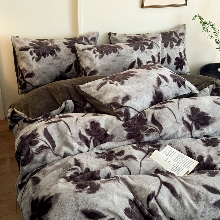 91家纺网 家纺一手货源 找家纺 十里居 2025新款兔毛印花法式轻奢系列牛奶绒四件套 花影灰