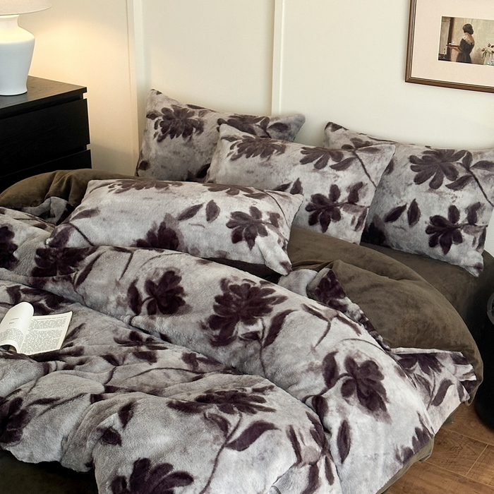 91家纺网 家纺一手货源 找家纺 十里居 2025新款兔毛印花法式轻奢系列牛奶绒四件套 花影灰