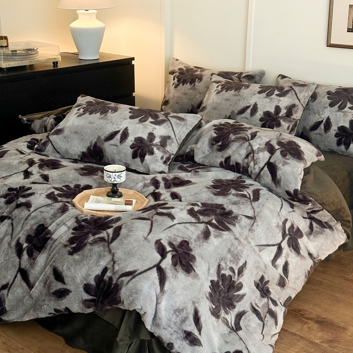 91家纺网 家纺一手货源 找家纺 十里居 2025新款兔毛印花法式轻奢系列牛奶绒四件套 花影灰