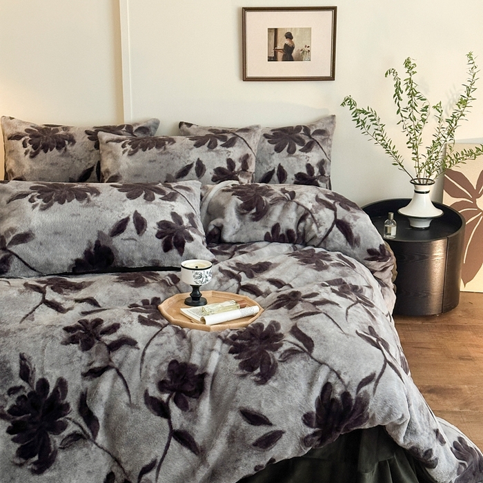 91家纺网 家纺一手货源 找家纺 十里居 2025新款兔毛印花法式轻奢系列牛奶绒四件套 花影灰