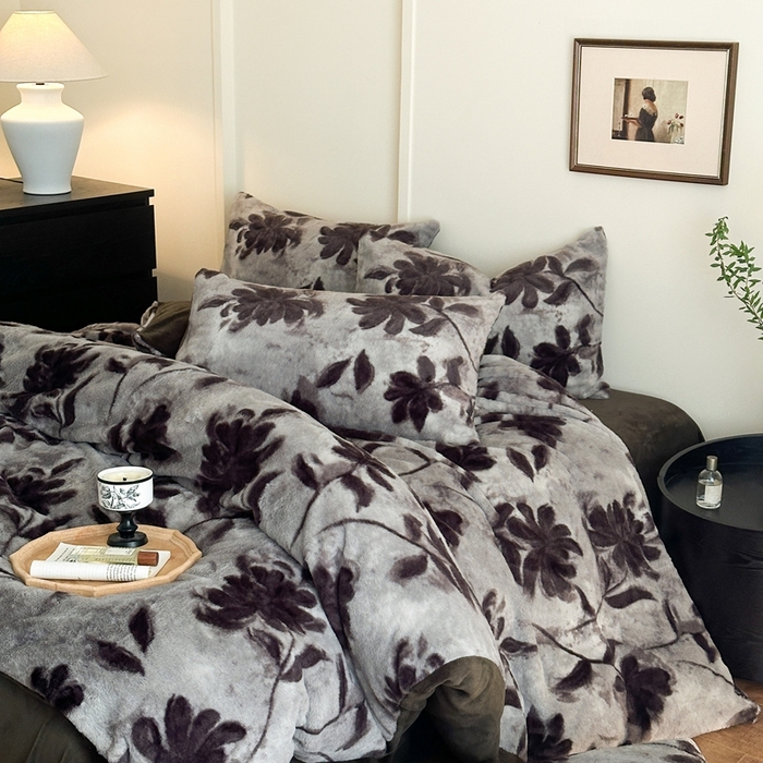 91家纺网 家纺一手货源 找家纺 十里居 2025新款兔毛印花法式轻奢系列牛奶绒四件套 花影灰