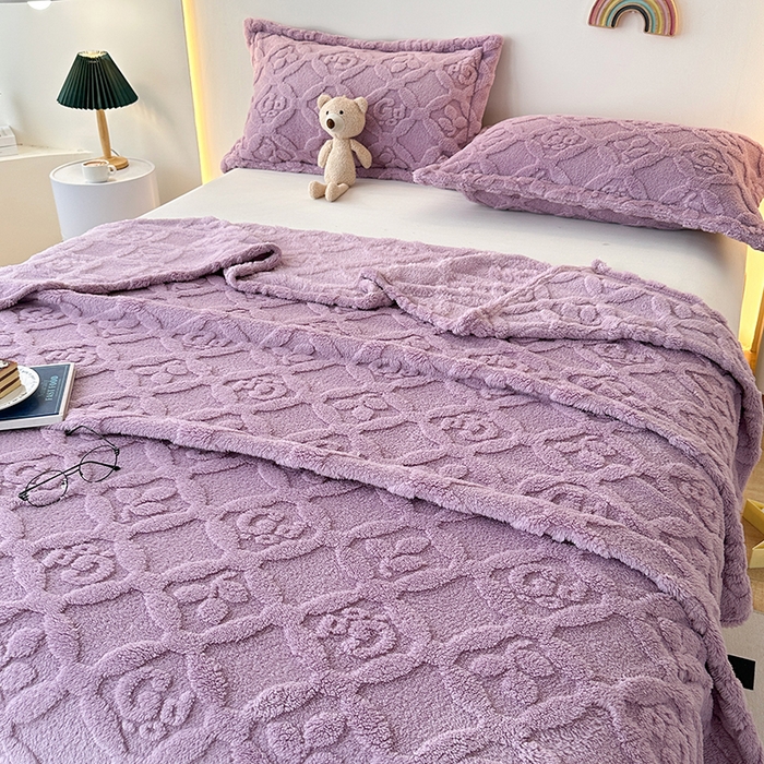 91家纺网 家纺一手货源 找家纺 栩裕纺织 2025新款塔芙绒三叶草提花毛毯-卷边款 莫奈紫