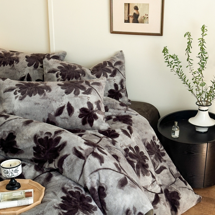 91家纺网 家纺一手货源 找家纺 十里居 2025新款兔毛印花法式轻奢系列牛奶绒四件套 花影灰