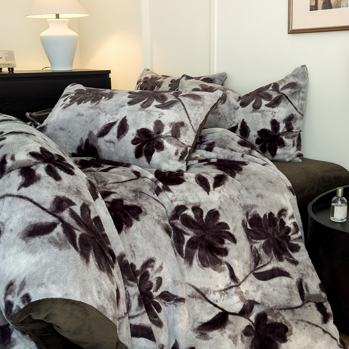 91家纺网 家纺一手货源 找家纺 十里居 2025新款兔毛印花法式轻奢系列牛奶绒四件套 花影灰