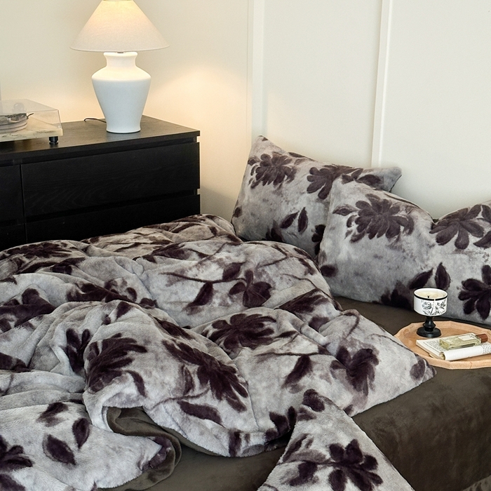 91家纺网 家纺一手货源 找家纺 十里居 2025新款兔毛印花法式轻奢系列牛奶绒四件套 花影灰