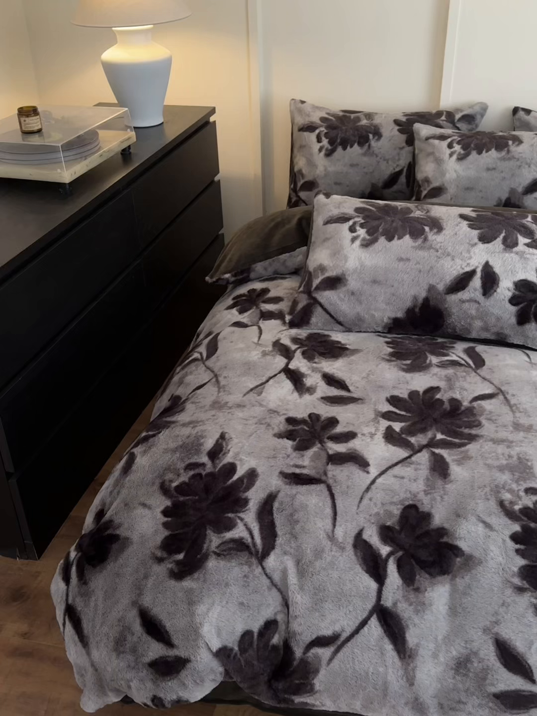 91家纺网 家纺一手货源 找家纺 十里居 2025新款兔毛印花法式轻奢系列牛奶绒四件套 花影灰