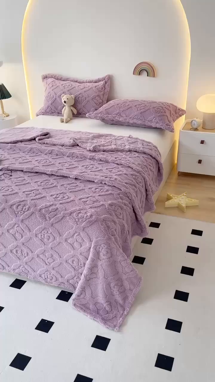 91家纺网 家纺一手货源 找家纺 栩裕纺织 2025新款塔芙绒三叶草提花毛毯-卷边款 莫奈紫