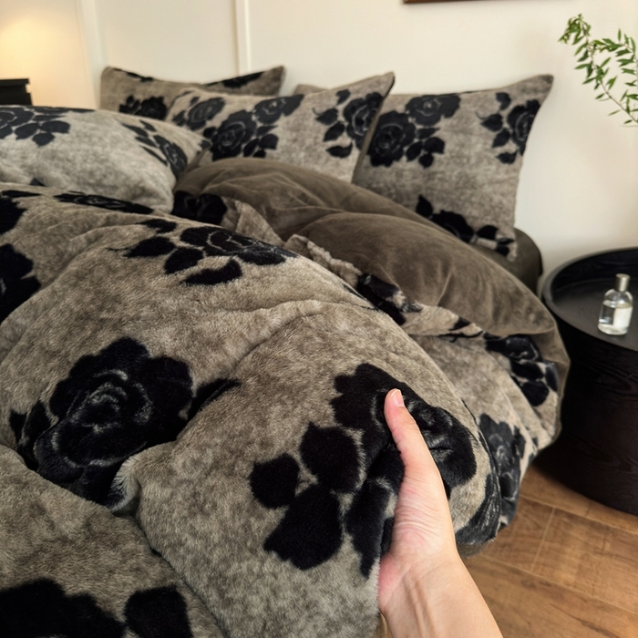 91家纺网 家纺一手货源 找家纺 十里居 2025新款兔毛印花法式轻奢系列牛奶绒四件套 玫瑰