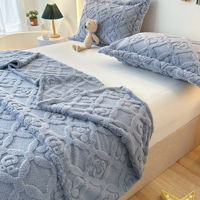 91家纺网 家纺一手货源 找家纺 栩裕纺织 2025新款塔芙绒三叶草提花毛毯-卷边款 湖兰