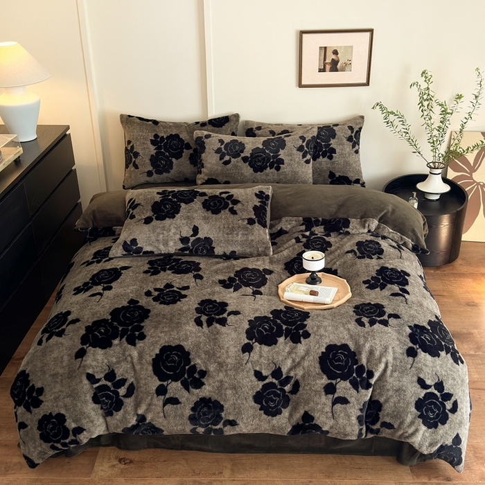 91家纺网 家纺一手货源 找家纺 十里居 2025新款兔毛印花法式轻奢系列牛奶绒四件套 玫瑰