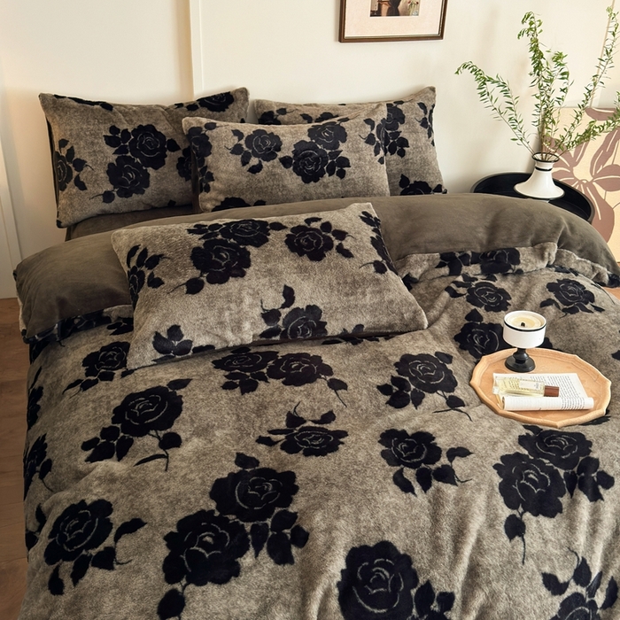 91家纺网 家纺一手货源 找家纺 十里居 2025新款兔毛印花法式轻奢系列牛奶绒四件套 玫瑰