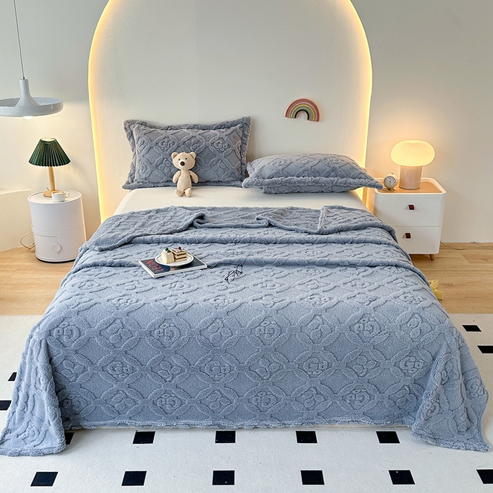 91家纺网 家纺一手货源 找家纺 栩裕纺织 2025新款塔芙绒三叶草提花毛毯-卷边款 湖兰