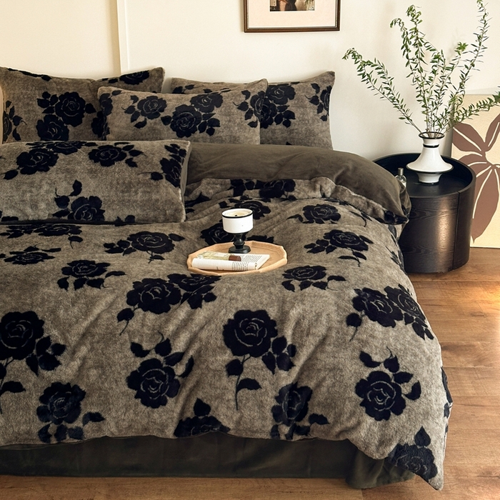 91家纺网 家纺一手货源 找家纺 十里居 2025新款兔毛印花法式轻奢系列牛奶绒四件套 玫瑰