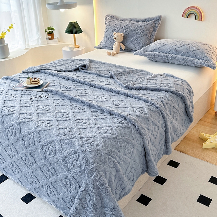 91家纺网 家纺一手货源 找家纺 栩裕纺织 2025新款塔芙绒三叶草提花毛毯-卷边款 湖兰