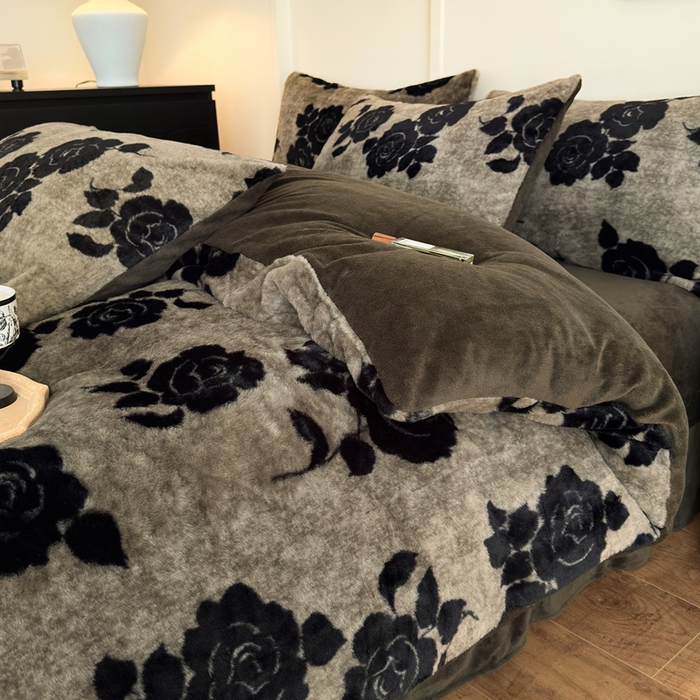 91家纺网 家纺一手货源 找家纺 十里居 2025新款兔毛印花法式轻奢系列牛奶绒四件套 玫瑰