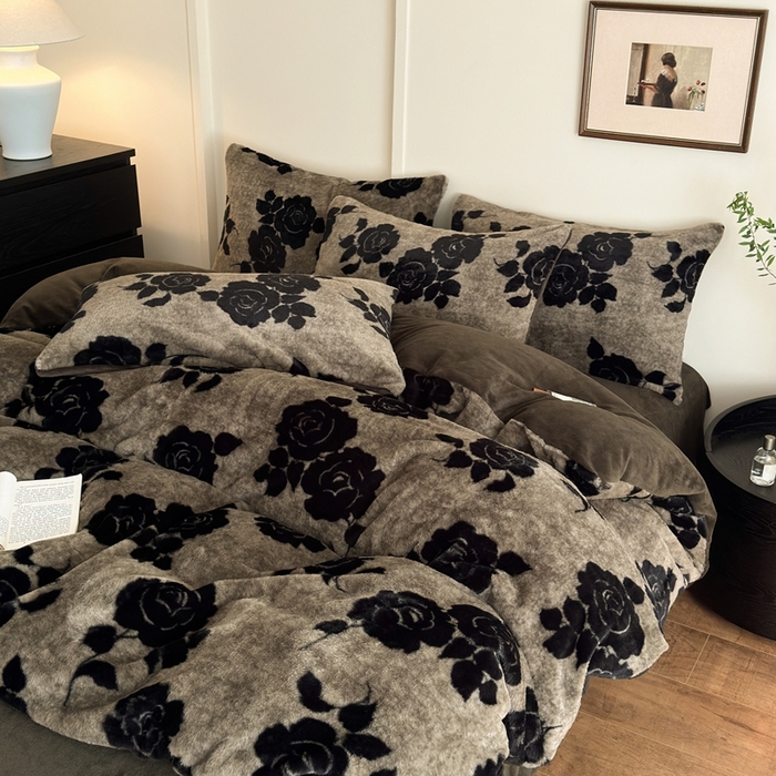 91家纺网 家纺一手货源 找家纺 十里居 2025新款兔毛印花法式轻奢系列牛奶绒四件套 玫瑰